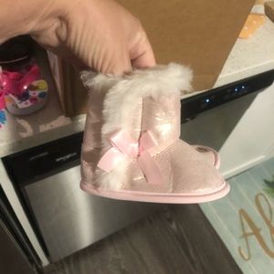New Child of mine Pink fuzzy boots 🥰 3-6m